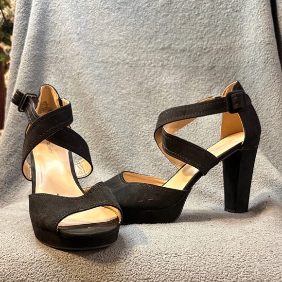 Chic Black Women's Heels - Picture 4 of 4